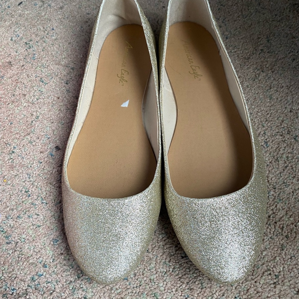 American Eagle women’s size 13W wide Clinton gold glitter flat shoe.